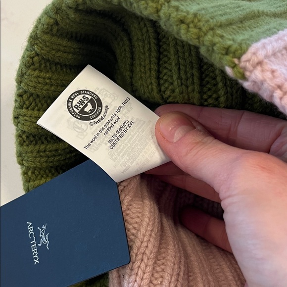 NWT Arc'teryx UNISEX MERINO Chunky Ribbed Toque - Green and Pink - Picture 8 of 8